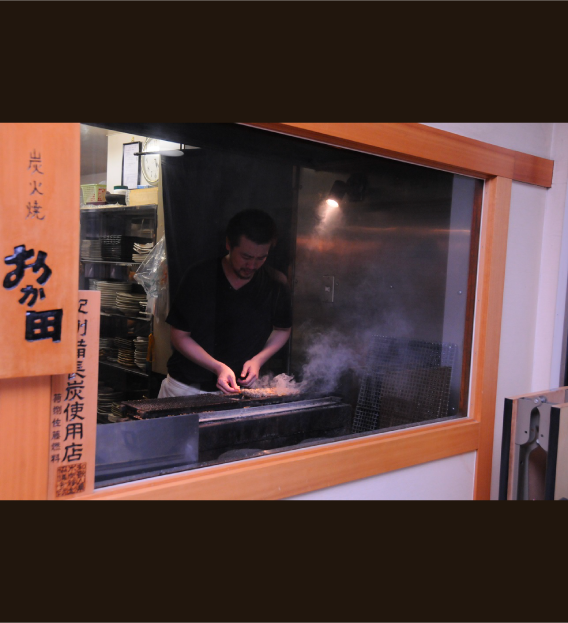 炭火で焼鳥を焼く様子